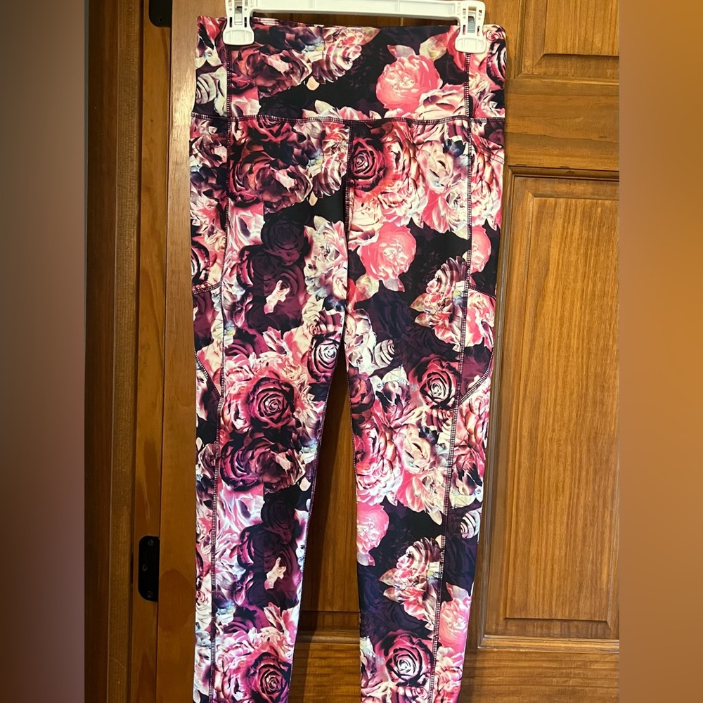 Leggings in beautiful floral pattern. Sz L